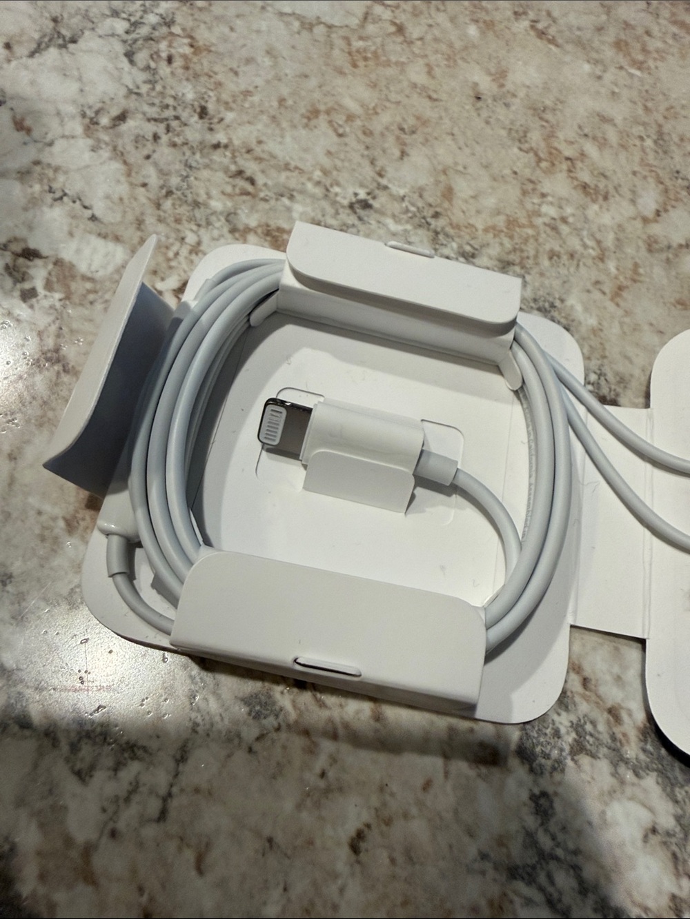 iPhone lightning White Wired Earbuds - Picture 2 of 2